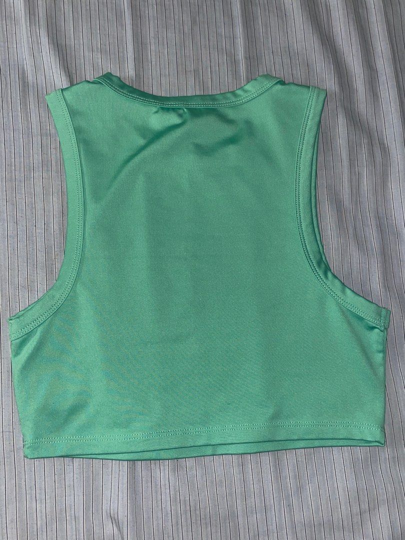 H&M Crop top (Category: Others Tops) located in Malabon City. Submitted by krishaaec (Listing ID 1335954428, Image 2). Description: Brand new natanggal lang yung tag but never worn.