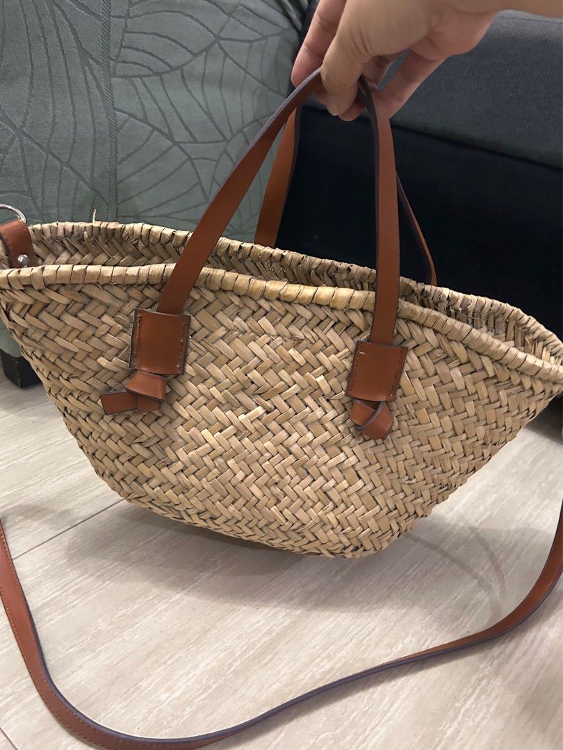 Mango beachbag (Category: Luxury Bags & Wallets) located in Marikina City. Submitted by mrsgracias (Listing ID 1335961394, Image 2). Description: Needs cleaning - no other issue.
