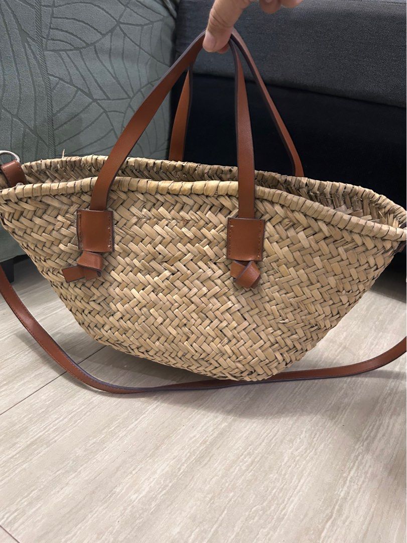 Mango beachbag (Category: Luxury Bags & Wallets) located in Marikina City. Submitted by mrsgracias (Listing ID 1335961394, Image 1). Description: Needs cleaning - no other issue.