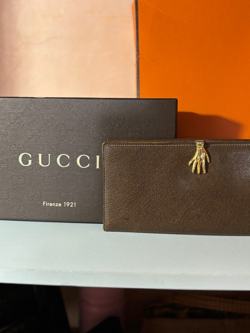 Original Gucci Italy Ebony Black Leather Hand Clasp Wallet in Presentation of 1970s