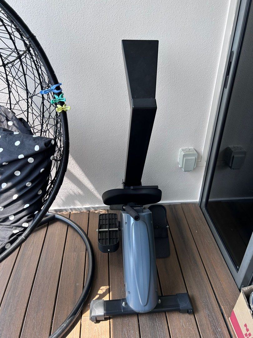 Rowing Machine (Category: Cardio & Fitness Machines) located in Singapore. Submitted by rajen17 (Listing ID 1335810882, Image 3). Description: I-Running.SG magnetic rowing machine .