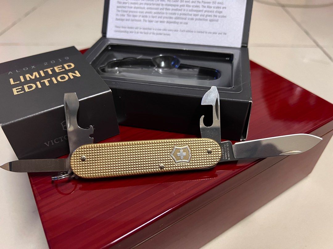Victorinox Cadet Alox in Gold Limited Edition 2019