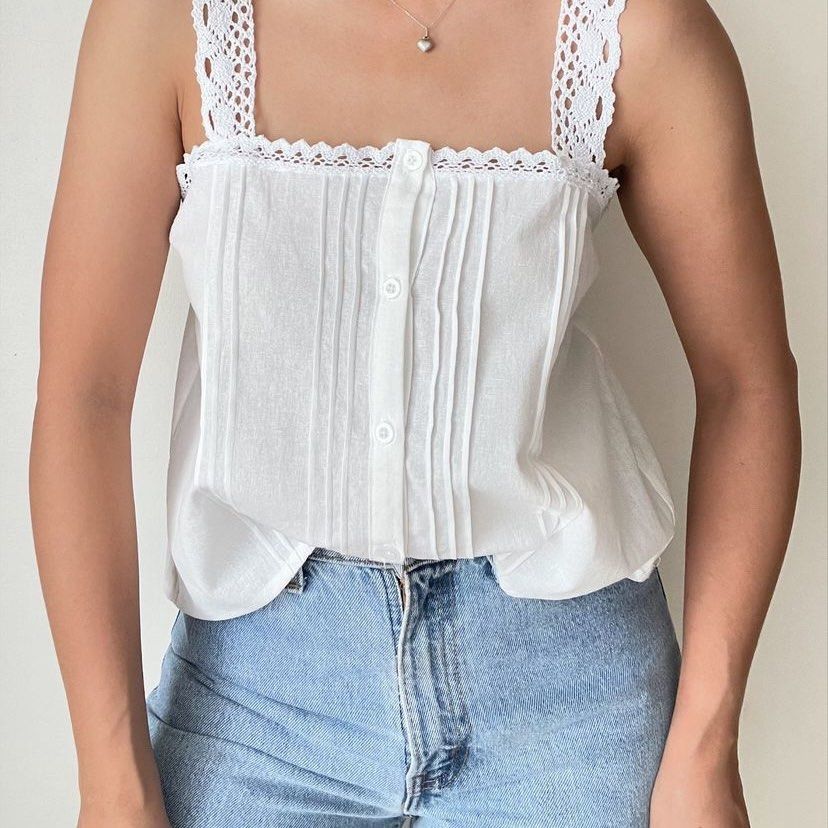 White Linen Button Down Lace top (Category: Blouses) located in Manila. Submitted by bababoa (Listing ID 1335878342, Image 3). Description: In great condition! Like new. Bought from shopclassic.ph on IG Fits XS-M frames RFS: Decluttering Delivery can be made through J&T. Same-day delivery is also accepted but must be booked by the buyer. Payment can be made via GCash. Feel free to send me a message for more information! ❤.