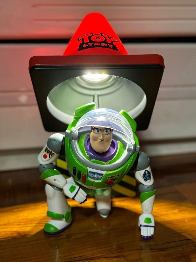 原裝正貨迪士尼玩具總動員巴斯光年路障燈桌面桌上小夜燈USB-C充電Disney Toy Story Buzz Lightyear, 興趣及遊戲, 玩具&  遊戲類-