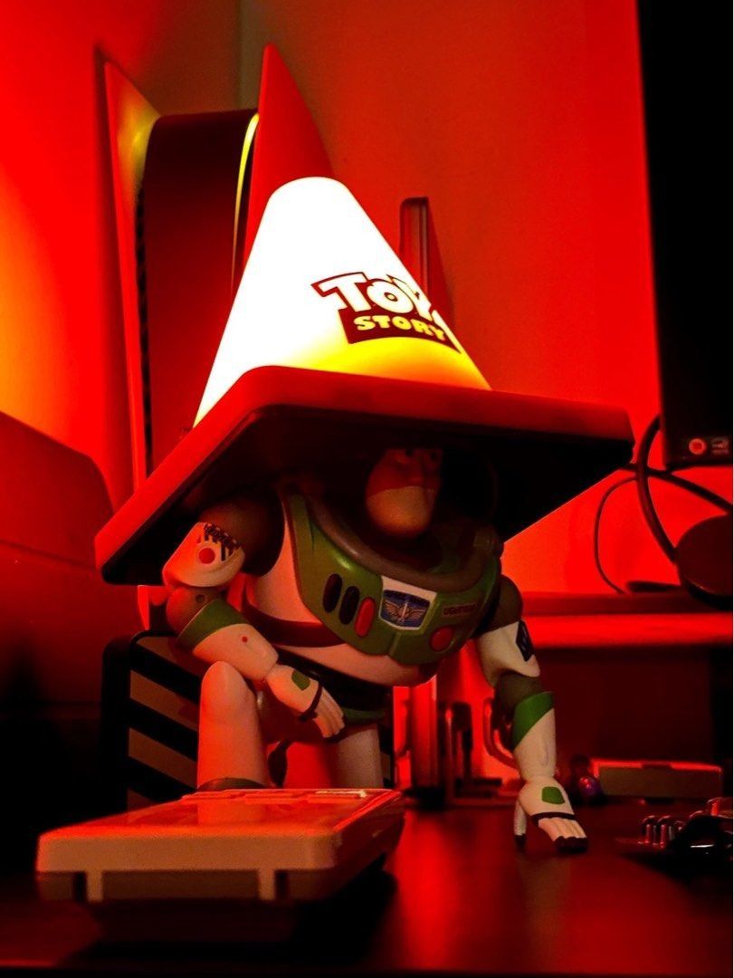 原裝正貨迪士尼玩具總動員巴斯光年路障燈桌面桌上小夜燈USB-C充電Disney Toy Story Buzz Lightyear, 興趣及遊戲, 玩具&  遊戲類-