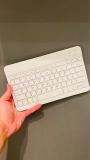 🤍✨全新白色藍牙鍵盤 White Bluetooth Keyboard - BRAND NEW / iPad iPhone