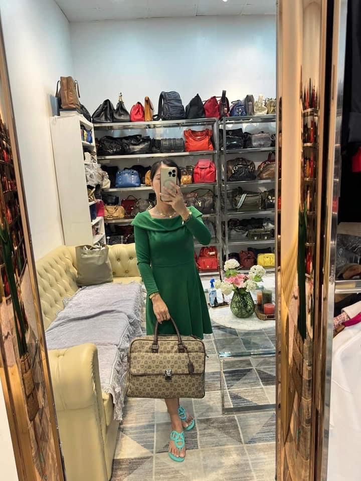 Authentic Mcm document bag (Category: Luxury Bags & Wallets) located in Quezon City. Submitted by jhaediah (Listing ID 1332440922, Image 3). Description: 💥 SALE 💥 - Mcm document bag - Authentic 💯 - Large size - Kasya 15” inches na laptop 💻.