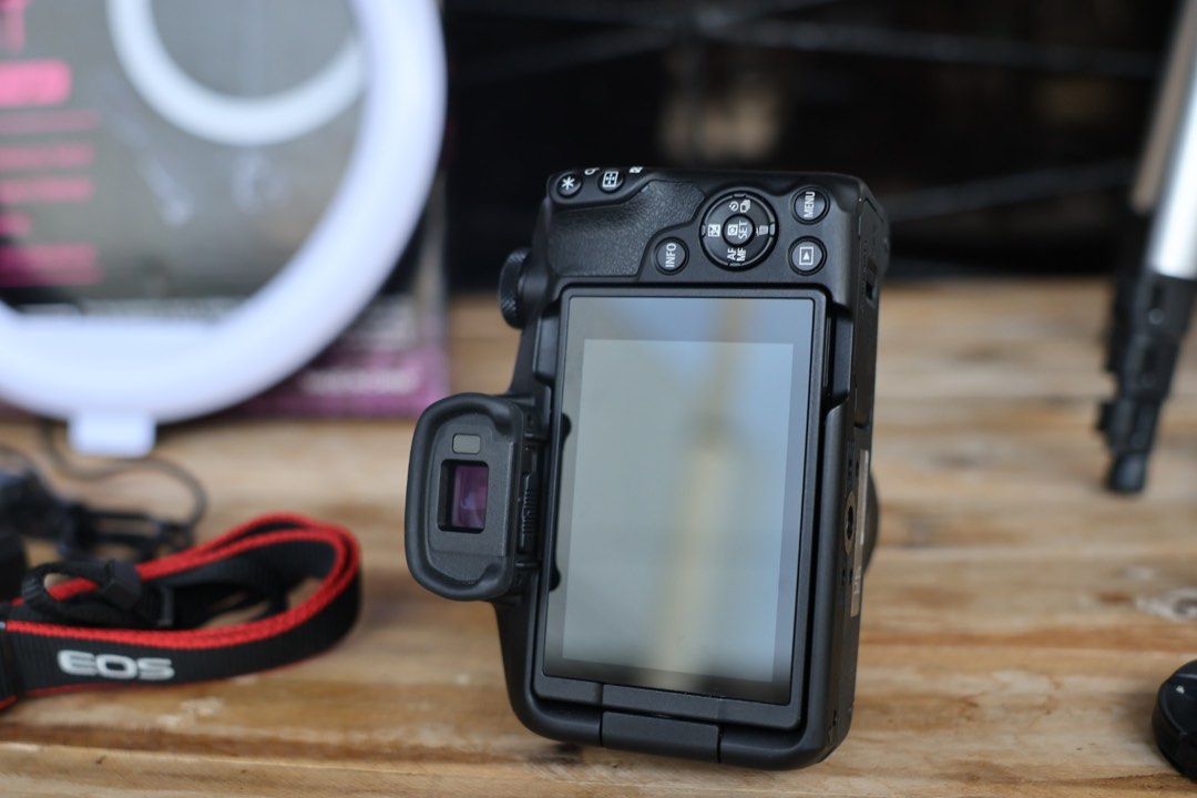 CANON EOS R50 MIRRORLESS VLOGGING CAMERA (Category: Cameras) located in Manila. Submitted by lenascamera (Listing ID 1335992150, Image 3). Description: NOTE: Sa dami po ng message na natatangap ko, naka hold napo ang Mga message hindi napo ako makapag reply pero na babasa ko kaya hanggat maari mag direct na kayo sa page ko sa facebook Lenas camera para nakareply ako agad salamat. CANON EOS R50 MIRRORLESS VLOGGING CAMERA Black 39,000 NO ISSUE/ PAP