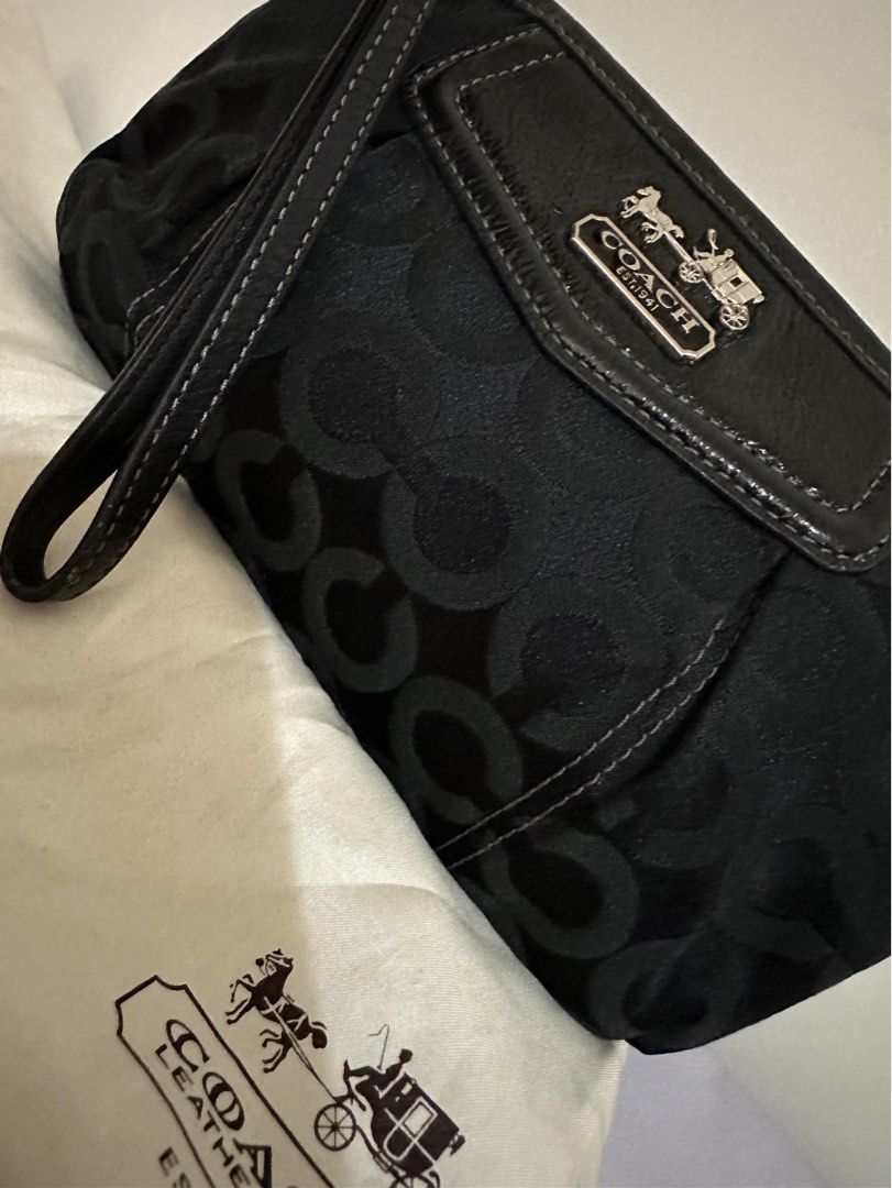 Coach （分類：手袋及銀包）位於 Hong Kong。 由 Donald03 提交（商品編號 1335975111，圖片 3）。簡介： Coach 手提包 （全新未使用品） 100% 正牌 全新未使用過 有塵袋，單據已遺失 長 23.5 cm 高14 cm 底寬 1.5 cm。