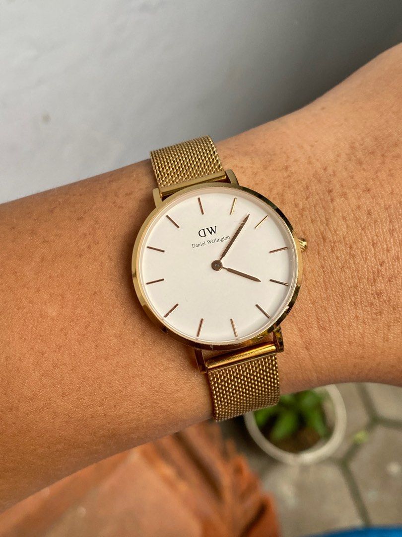 Dw Watch Daniel Wellington 28mm On Hand Wrist Dw Petite Gold