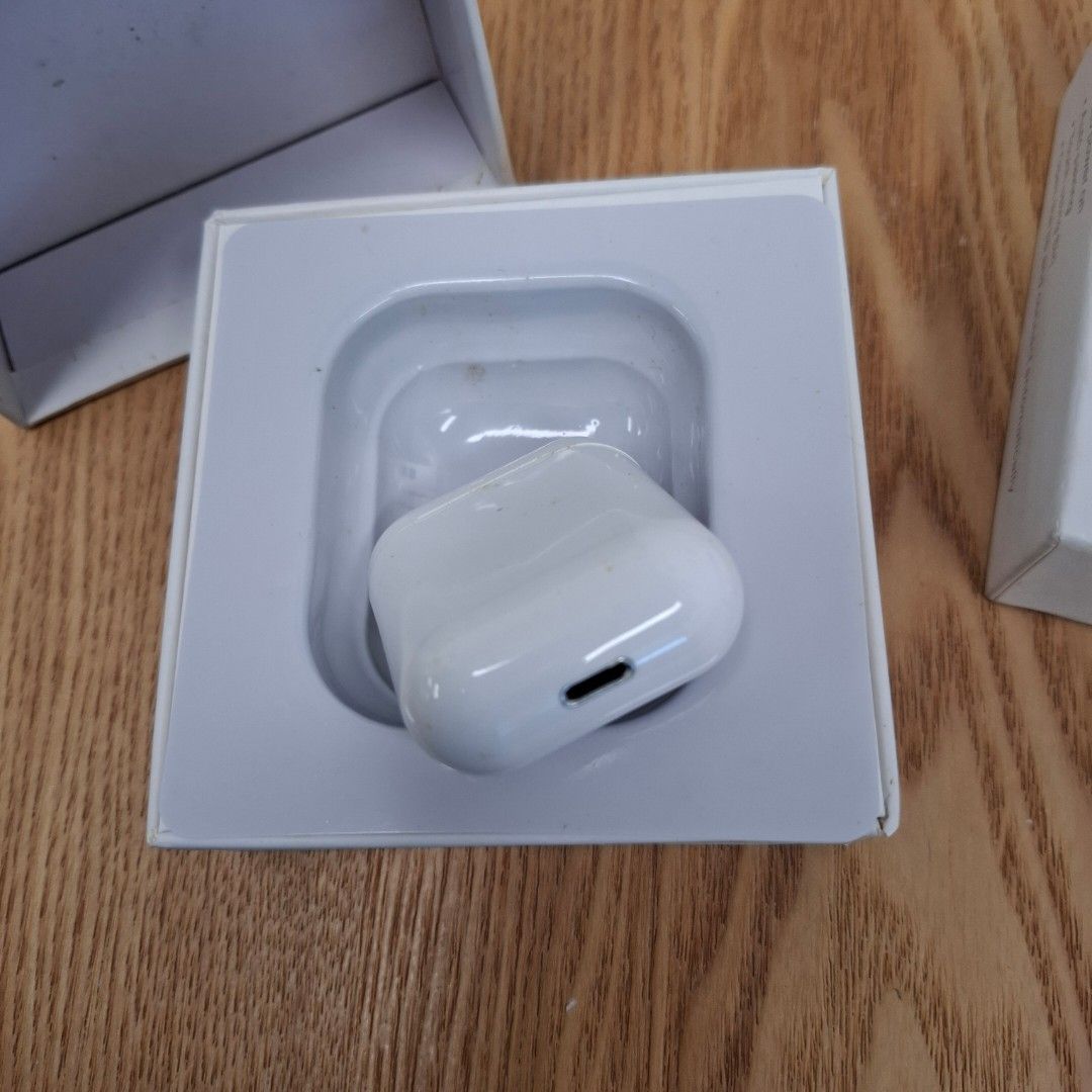 Earbuds (Category: Headphones & Headsets) located in Singapore. Submitted by emransamad (Listing ID 1336013169, Image 3). Description: .