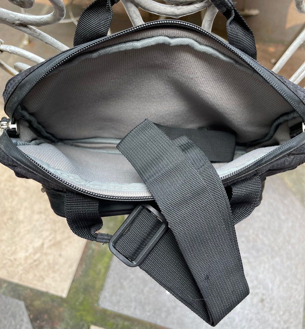 EUROPAK TABLET SLING BAG (Category: Laptop Bags & Sleeves) located in Manila. Submitted by akismurabels (Listing ID 1336005617, Image 3). Description: EUROPAK TABLET BAG SLIGHTLY NEGOTIABLE SIZE: Width : 11 inches/28cm Height: 9 inches/23cm MOP: GCASH MOD: LALAMOVE/LBC COP .
