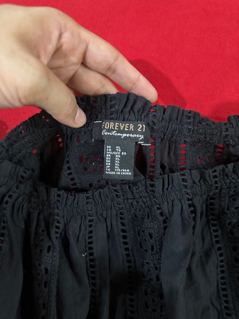 Forever 21 Black Blouse (Category: Blouses) located in Mandaluyong City. Submitted by thingsrandom (Listing ID 1336011189, Image 2). Description: Forever21 Black Blouse Size XL rfs: decluttering.