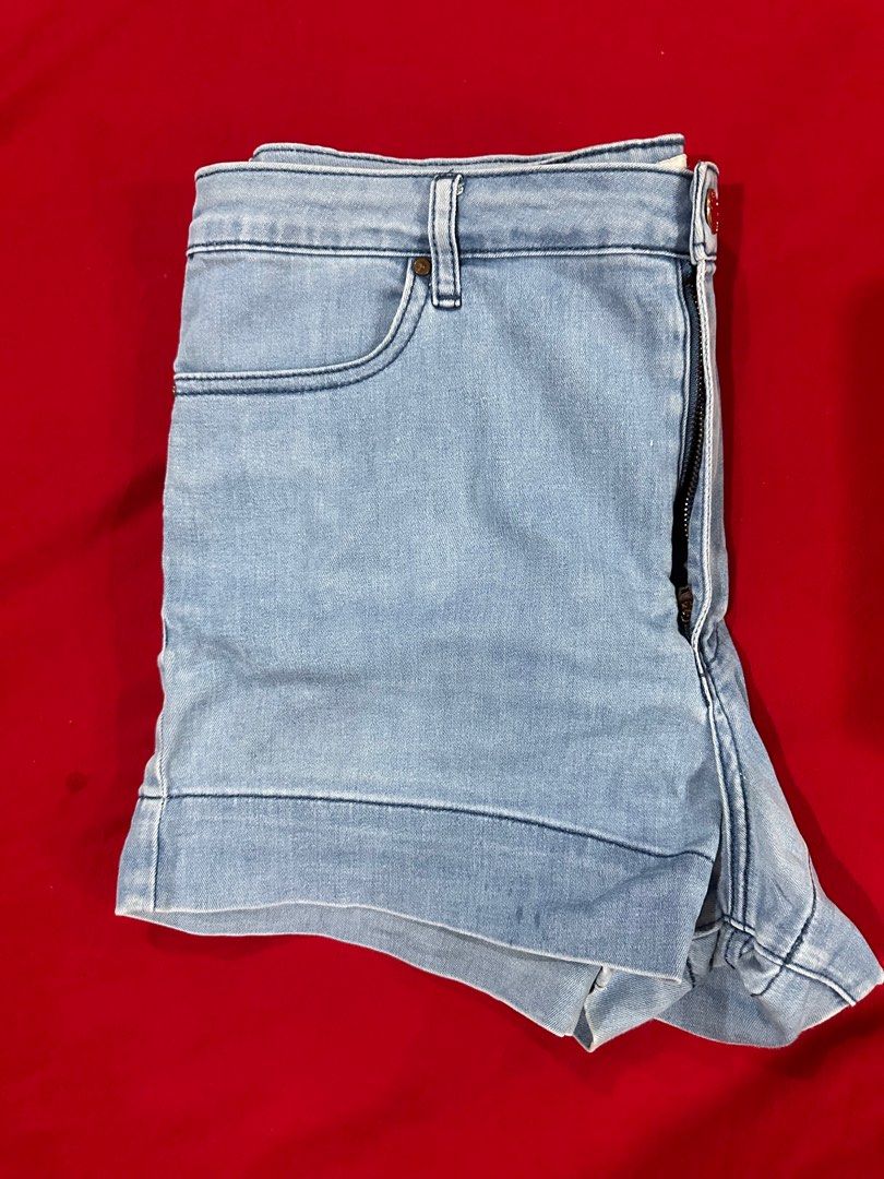 Forever 21 Denim Shorts (Category: Shorts) located in Mandaluyong City. Submitted by thingsrandom (Listing ID 1336008709, Image 3). Description: Forever21 Denim Shorts can fit medium / large Size US30 rfs: decluttering.