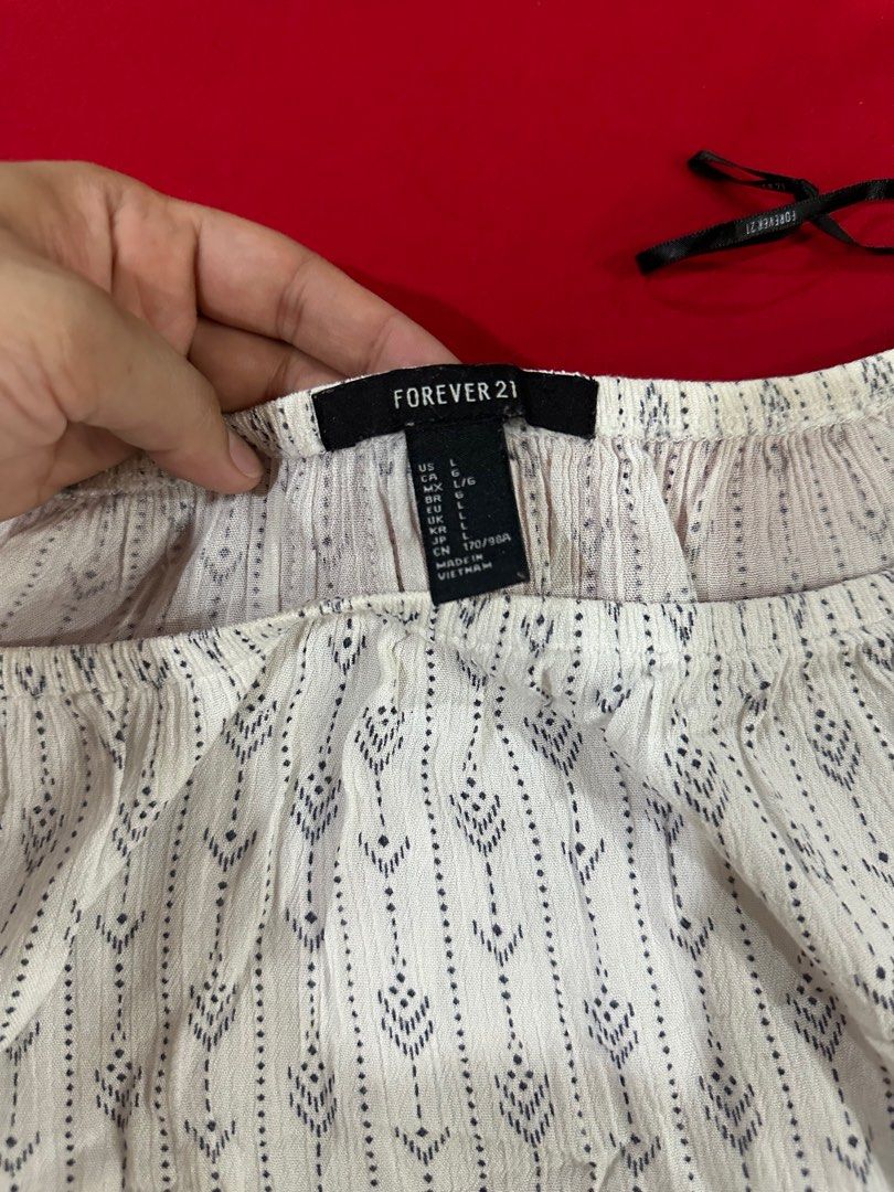 Forever 21 White Blouse (Category: Blouses) located in Mandaluyong City. Submitted by thingsrandom (Listing ID 1336011354, Image 2). Description: Forever 21 White Blouse Size: Large rfs: decluttering.