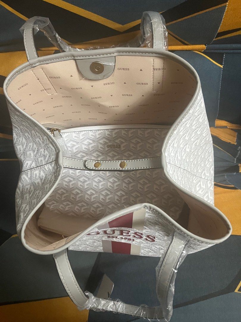 Guess Tote Bag (Category: Luxury Bags & Wallets) located in Pasay City. Submitted by azllen (Listing ID 1335996820, Image 3). Description: Guess tote bag with small pouch bag Sf shoulder by buyer.
