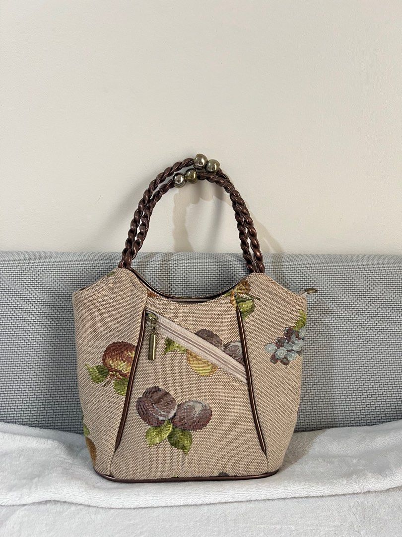 hand woven floral hand bag (Category: Purses & Pouches) located in Quezon City. Submitted by archiyves (Listing ID 1336011728, Image 2). Description: One of my personal favorites! Bought from a pre-loved store in Japan. No brand yung bag but I think it’s locally made in Japan. Don’t hesitate to message me for more details and other queries. MOP: GCash ONLY MOD: Lalamove and J&T.