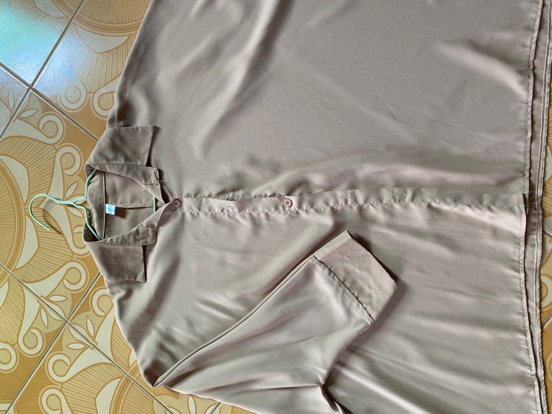 Kemeja / tops (Category: Blouses) located in Melaka Tengah. Submitted by mimieaisyahhh (Listing ID 1336057447, Image 2). Description: .