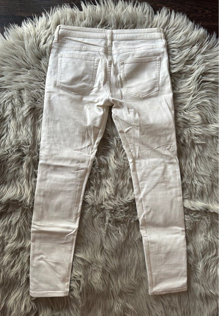 Muji White Skinny Jeans (Category: Jeans) located in Manila. Submitted by qrst_ (Listing ID 1336043112, Image 2). Description: Worn twice RFS: does not fit anymire.
