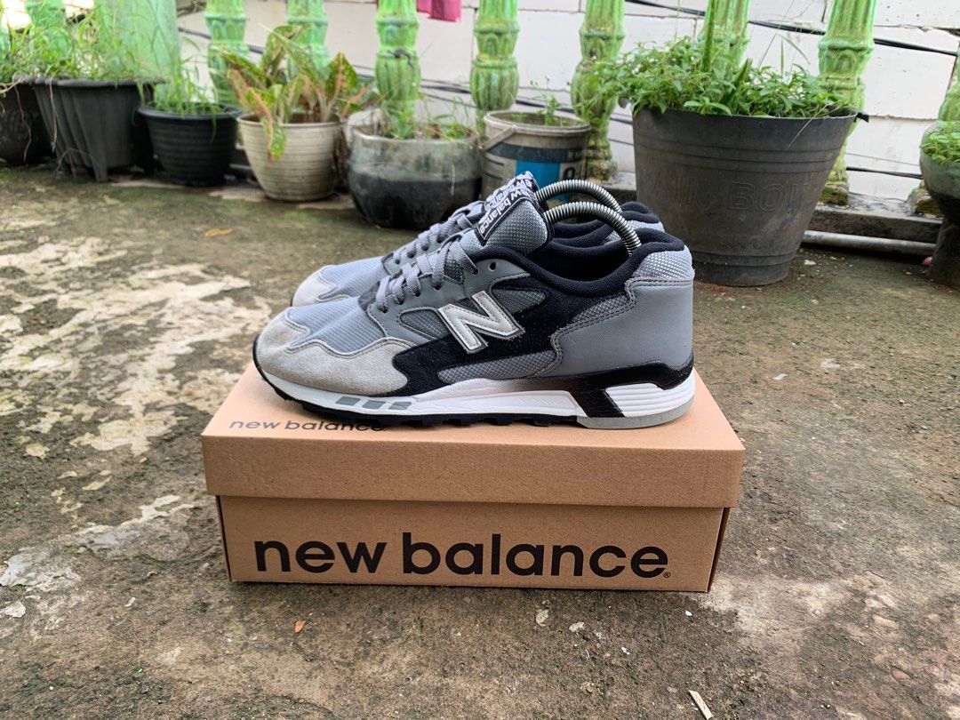 New Balance 660 Fesyen Pria Sepatu Sneakers di Carousell