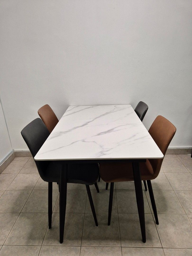 New table set (Category: Tables & Sets) located in Singapore. Submitted by jbbb07 (Listing ID 1336095059, Image 1). Description: .