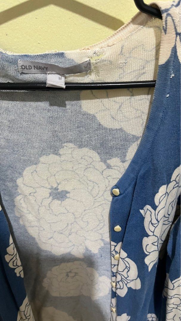 Old Navy Floral Cardigan (Category: Coats, Jackets and Outerwear) located in Muntinlupa City. Submitted by jhaesells (Listing ID 1336105024, Image 2). Description: Brand: Old Navy Floral cardigan Size: Medium Can fit bust 36 A/B Preloved sf c/o buyer Location: Muntinlupa.