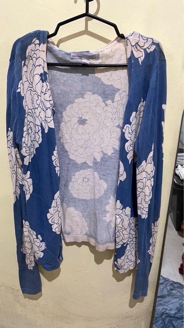 Old Navy Floral Cardigan (Category: Coats, Jackets and Outerwear) located in Muntinlupa City. Submitted by jhaesells (Listing ID 1336105024, Image 1). Description: Brand: Old Navy Floral cardigan Size: Medium Can fit bust 36 A/B Preloved sf c/o buyer Location: Muntinlupa.