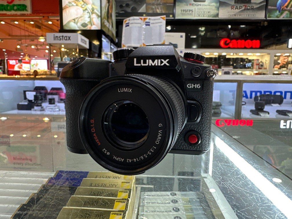 Panasonic GH6 Kit (14-42mm) (SC:10k), Photography, Cameras on 