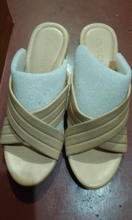 (Category: ) located in . Submitted by LoveBags (Listing ID 1336037972, Image 1). Description: .