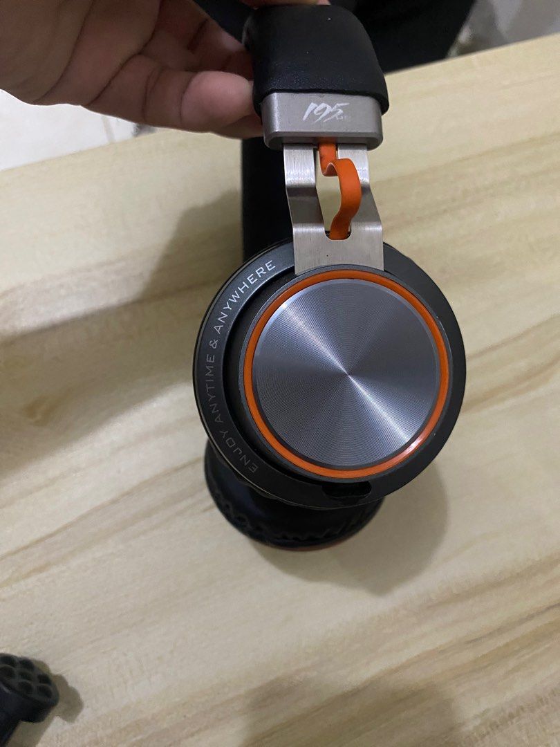 Remax 195 (Category: Headphones & Headsets) located in Mandaluyong City. Submitted by treblaaaaa (Listing ID 1336118878, Image 2). Description: mukhang bago. bago yung leather. kapapalit lang. matagal ma lowbat.