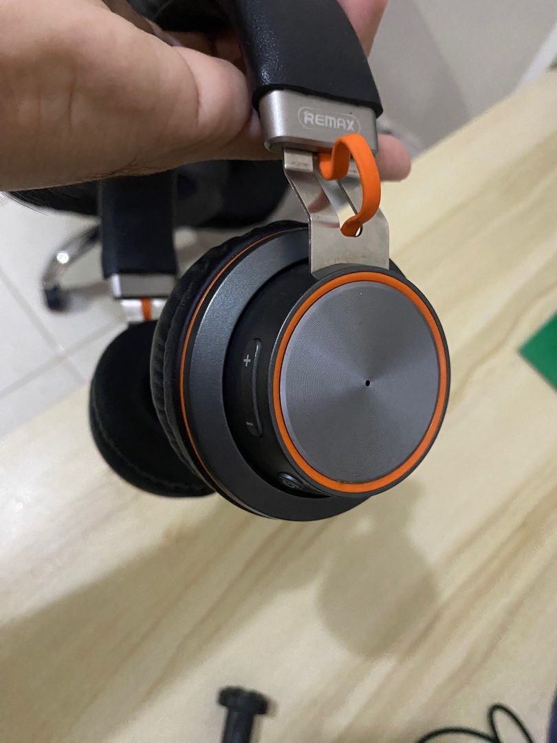 Remax 195 (Category: Headphones & Headsets) located in Mandaluyong City. Submitted by treblaaaaa (Listing ID 1336118878, Image 3). Description: mukhang bago. bago yung leather. kapapalit lang. matagal ma lowbat.