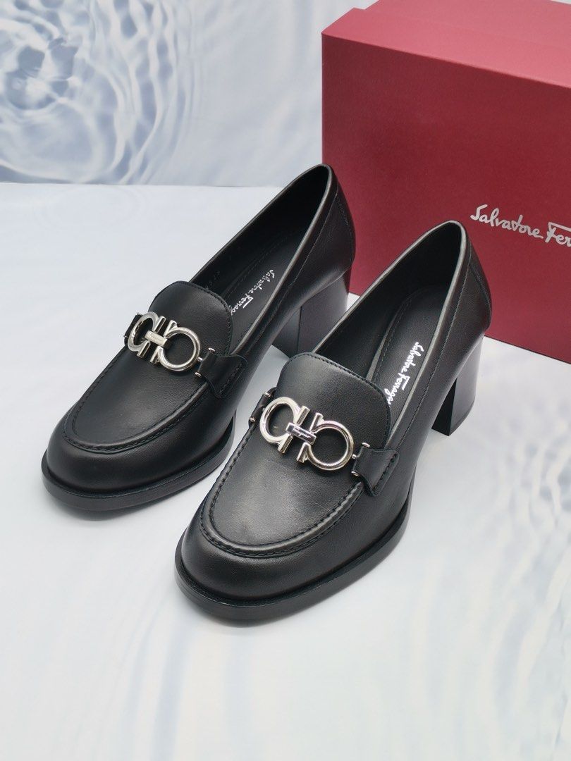 Ladies black loafers size 7 top
