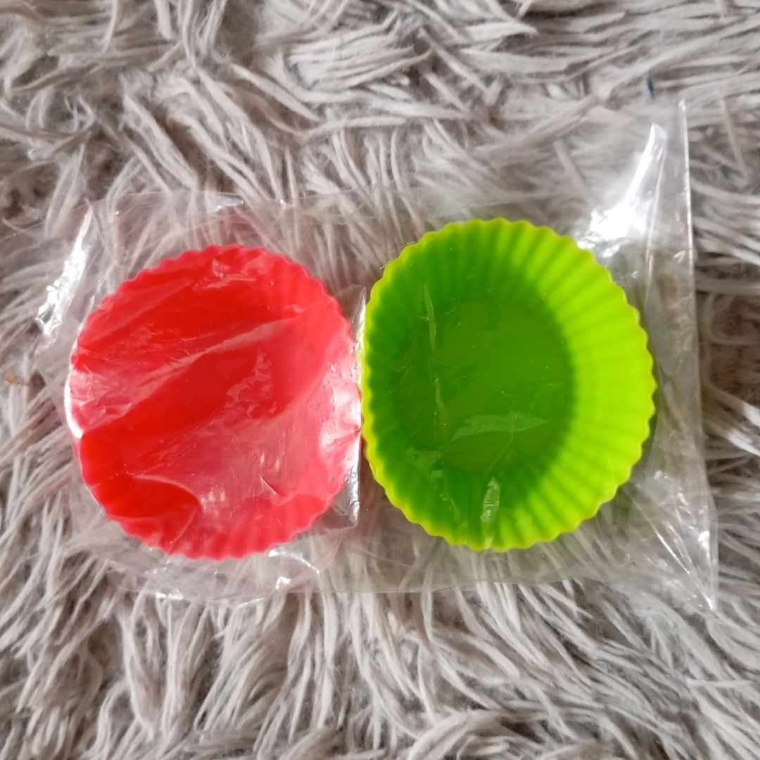 Silicon cupcake molder bases🧁 (Category: Bakeware) located in Quezon City. Submitted by ana-chan (Listing ID 1336053343, Image 2). Description: 11 pcs.