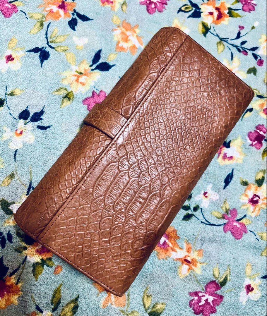 Wallet Trifold Leather (Category: Wallets & Card holders) located in Antipolo. Submitted by MSelection (Listing ID 1336112019, Image 3). Description: .
