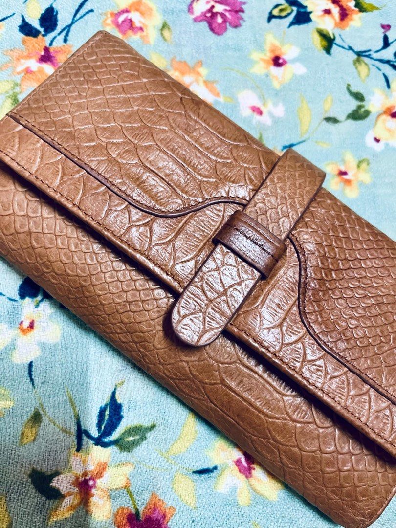Wallet Trifold Leather (Category: Wallets & Card holders) located in Antipolo. Submitted by MSelection (Listing ID 1336112019, Image 2). Description: .