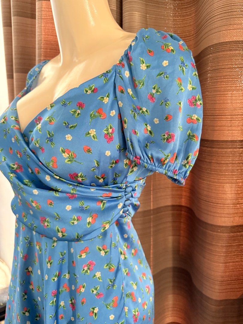 Zara puff sleeve classy dress (Category: Dresses) located in Quezon City. Submitted by ak.oshop (Listing ID 1336104899, Image 3). Description: ❤️ Small ❤️Perfect for casual outfits ❤️ Authentic ❤️Ganda ng fitting since may zipper sya sa gilid .