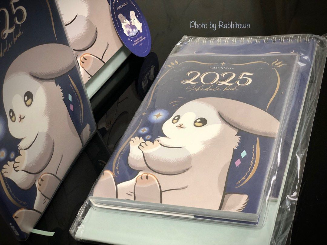 💫2025💙幾兔手帳桌曆組📆] 🐰 幾兔手帳桌曆Machiko Schedule Calendar Set 2025🌟 麻幾兔麻吉兔We  Gather Light to Built the Year Bright✨ 台灣人氣畫家雪路