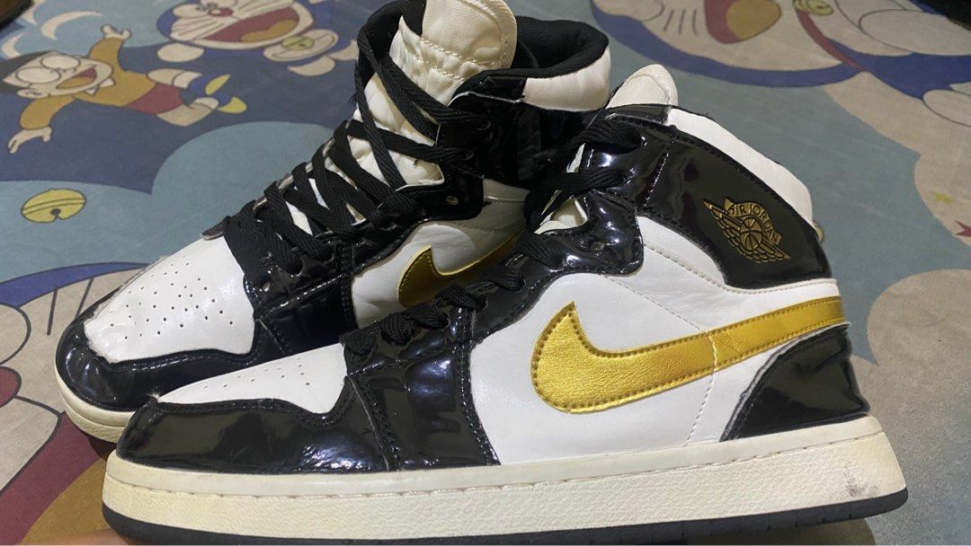 Air jordan mid black gold, Fesyen Pria, Sepatu Sneakers di