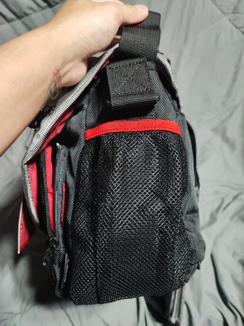 Canon EOS Camera bag (Category: Camera Bags & Carriers) located in Baguio. Submitted by ozara.06 (Listing ID 1336216491, Image 3). Description: Canon EOS camera backpack New with tag Puwede pang regalo 1500.