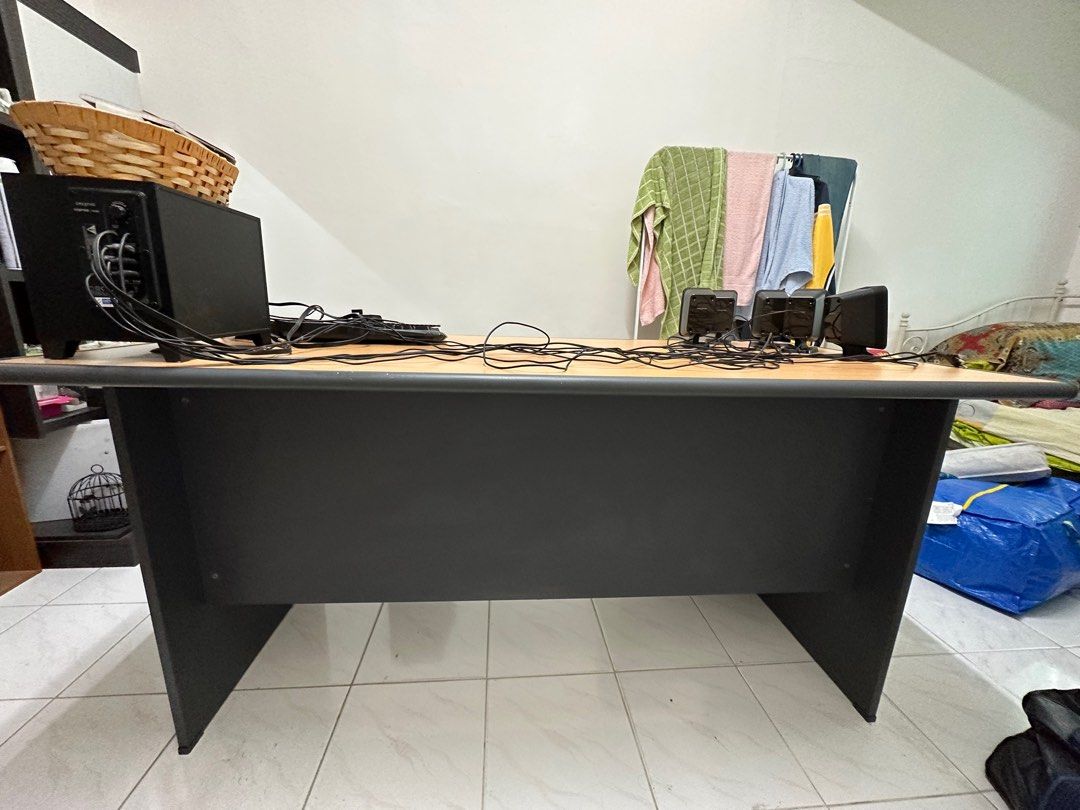 Computer Table (Category: Tables & Sets) located in Puchong. Submitted by _mxxn_ (Listing ID 1336173972, Image 2). Description: Computer table that lightly used. You need to arrange lalamove to pickup the table. Lebar/Width 2ft Tinggi/Height 2.6ft Panjang/Length 5ft .