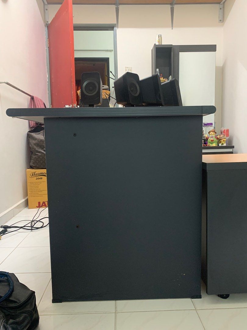 Computer Table (Category: Tables & Sets) located in Puchong. Submitted by _mxxn_ (Listing ID 1336173972, Image 3). Description: Computer table that lightly used. You need to arrange lalamove to pickup the table. Lebar/Width 2ft Tinggi/Height 2.6ft Panjang/Length 5ft .