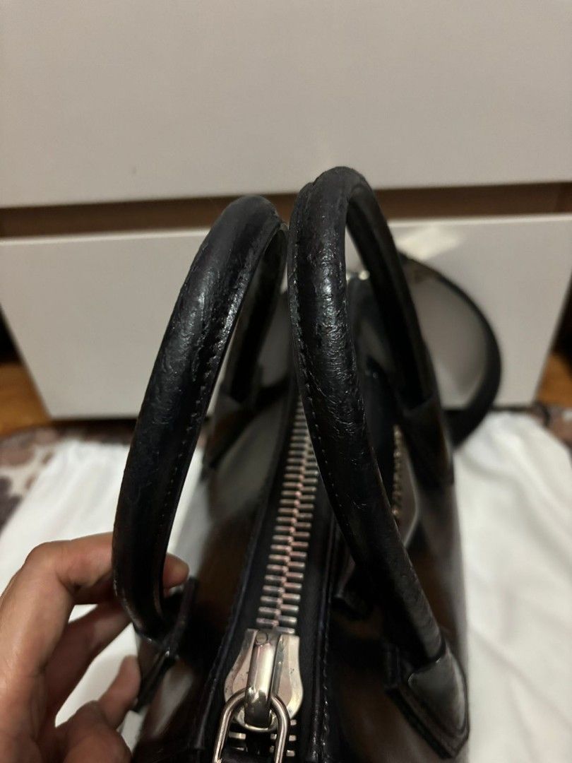 Givenchy antigona small (Category: Luxury Bags & Wallets) located in Marikina City. Submitted by miamimibeach (Listing ID 1336198760, Image 3). Description: may lagkit na sa handle after ma bag spa scratches sa front overall its still useful and its an authentic givenchy bought for 105k.