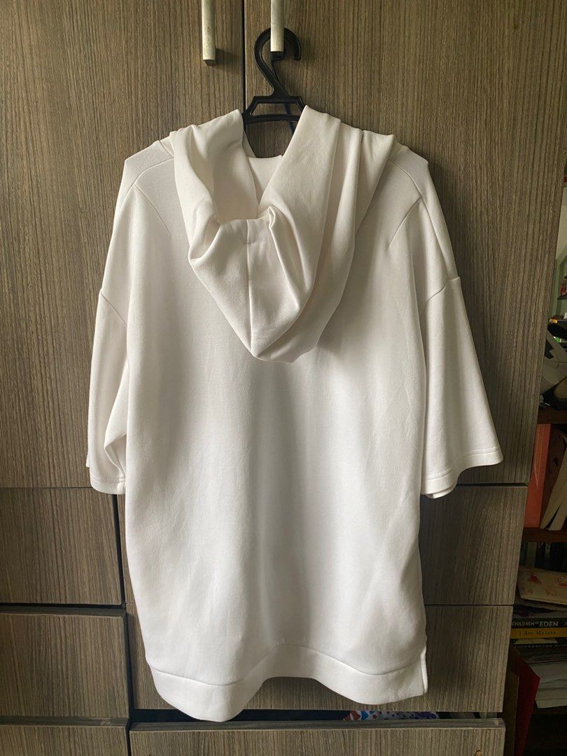 GU hooded short sleeve top (Category: Coats, Jackets and Outerwear) located in Paranaque City. Submitted by batangzo (Listing ID 1336184649, Image 2). Description: Only used it once S on tag L: 26 in W: 42 in.