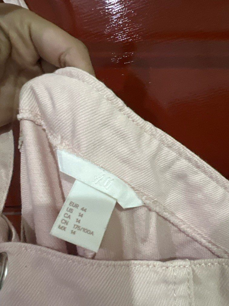 H&M Baby Pink Jumpsuit (Category: Jumpsuits) located in Valenzuela. Submitted by declutterclutter_ (Listing ID 1336289616, Image 2). Description: .