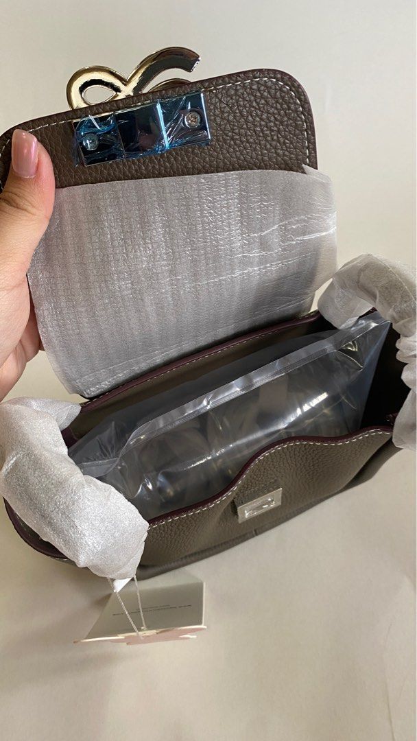 HOLB Bento GL in Charcoal ON HAND (Category: Cross-body Bags) located in Paranaque City. Submitted by scattermatter (Listing ID 1336187277, Image 3). Description: House of Little Bunny - Bento Color Charcoal, Silver hardware Genuine Leather ₱4800 ✅Complete inclusions - dust bag, ecobag, tag 📍Location: Parañaque 💰Payment: BPI or Gcash 🚚Shipping: c/o buyer - Lalamove/J&T/Gogo.