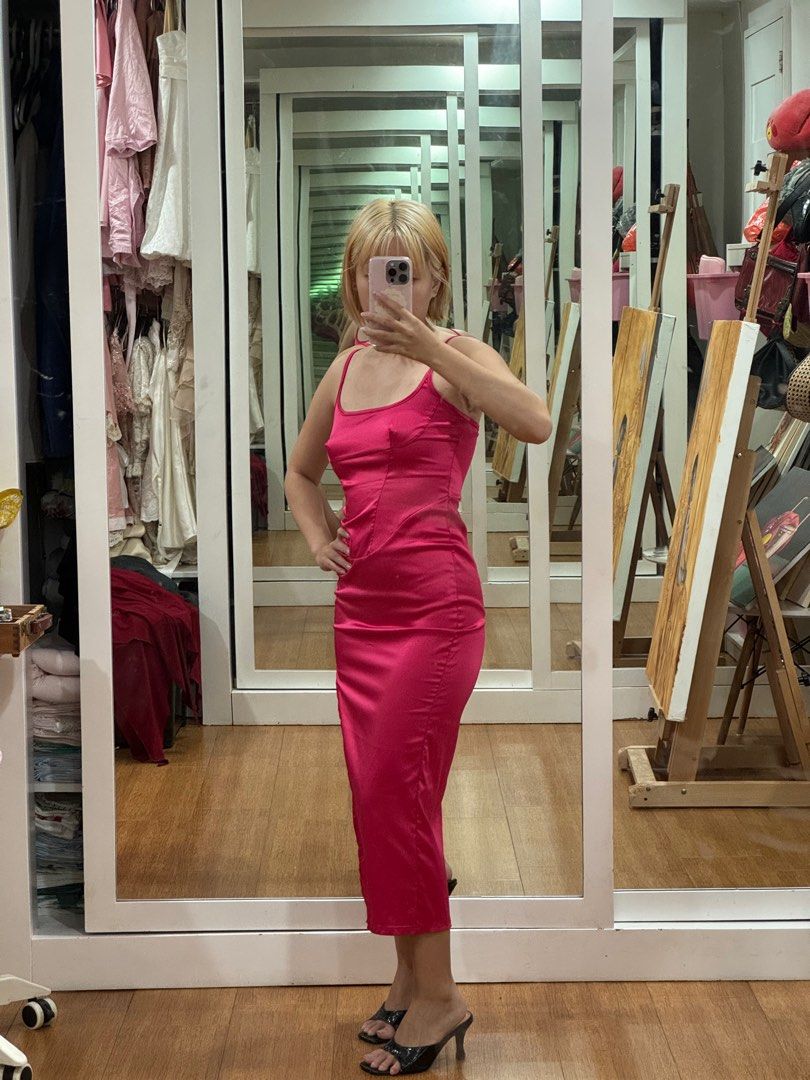 Hot pink Barbie dress (Category: Evening dresses & gowns) located in Cainta. Submitted by kitskit (Listing ID 1336307133, Image 3). Description: Bought from the orange app only worn once! .
