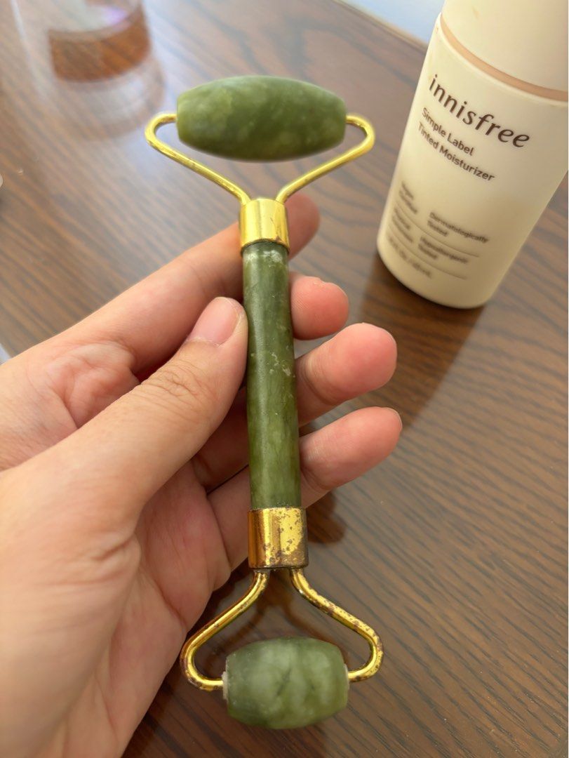 Innisfree Simple Label Tinted Moisturizer w/ Free Jade Roller (Category: Face Care) located in Cebu City. Submitted by kawaiiparty (Listing ID 1336157280, Image 2). Description: Bought in 2023. Expiry is 2026 pls see last photo 50% used then stored Pls understand this is a used item but no issues i think cleanliness wise since it is a pour on Jade roller has flaws: the plating is tarnished but jade is heavy and in good condition .