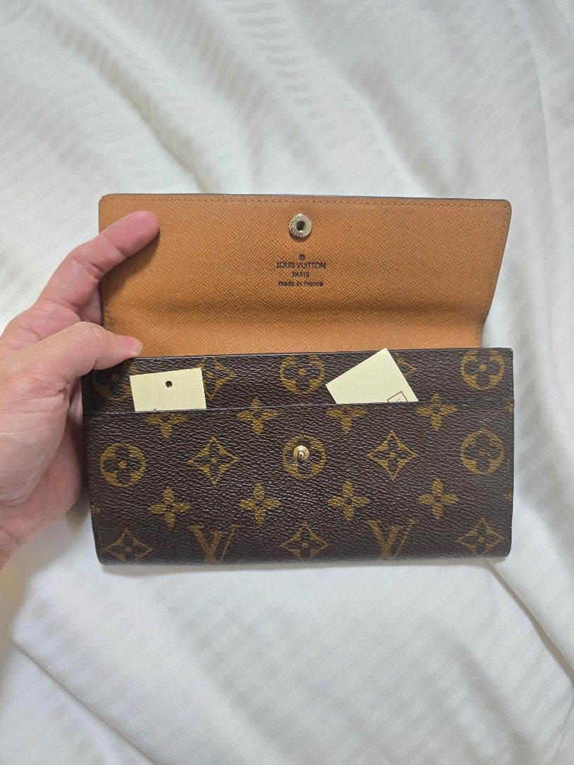 Louis Vuitton Sarah Wallet Monogram (Category: Luxury Bags & Wallets) located in Quezon City. Submitted by mademoisellegirl (Listing ID 1336248348, Image 1). Description: Louis Vuitton Monogram Sarah Wallet Has minor defect on the pipping but cannot affect the use of the wallet Still in vibrant Monogram Canvass Has a lot of Card slots Perfect for everyday use..