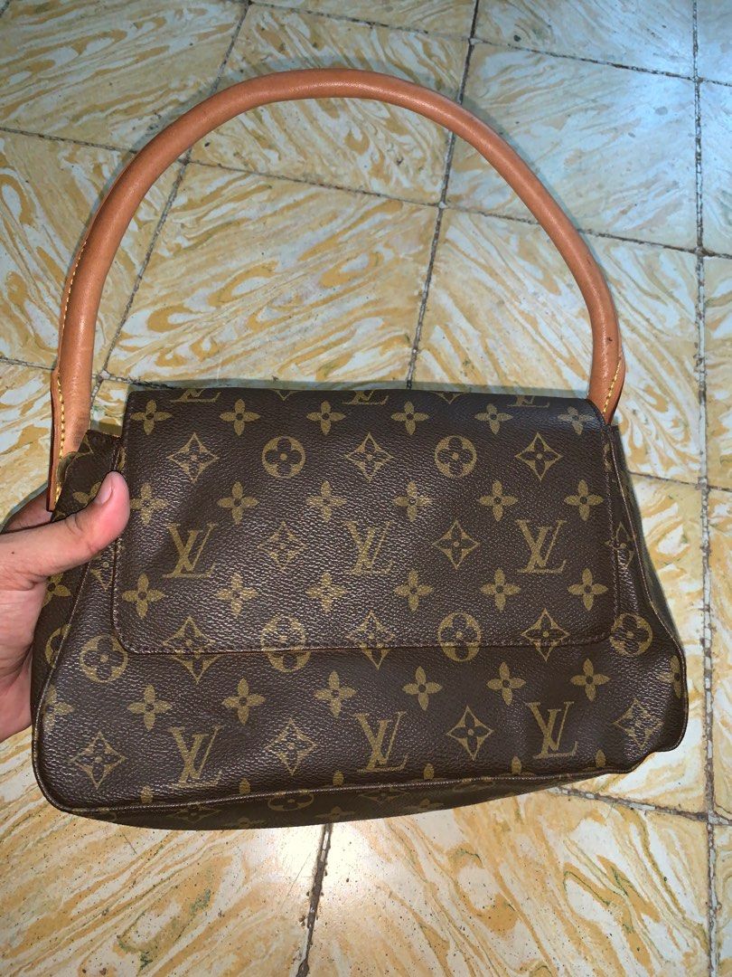 Louise Vuitton shoulder bag hand bag (Category: Luxury Bags & Wallets) located in Dipolog. Submitted by adrian281994 (Listing ID 1336286720, Image 2). Description: Louise Vuitton mini looping Loop Shoulder bag handbag Coded Issues is natanggal yon sling sa lock Kayo na mag pa repair Over all malinis.