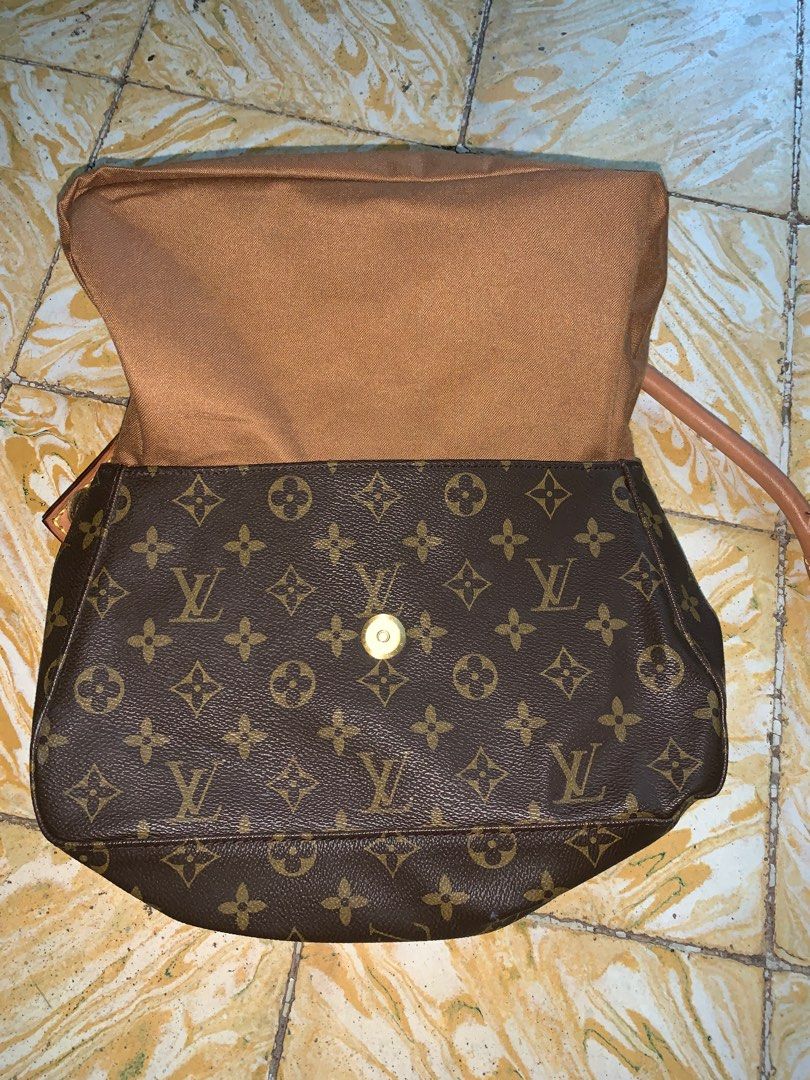 Louise Vuitton shoulder bag hand bag (Category: Luxury Bags & Wallets) located in Dipolog. Submitted by adrian281994 (Listing ID 1336286720, Image 3). Description: Louise Vuitton mini looping Loop Shoulder bag handbag Coded Issues is natanggal yon sling sa lock Kayo na mag pa repair Over all malinis.
